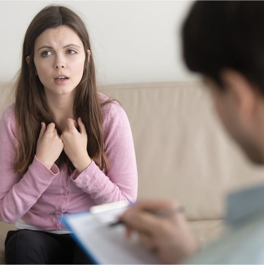 Девушка беседует с психологом